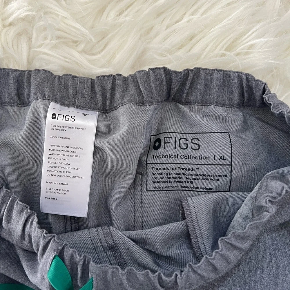 Figs Men’s Pisco Scrub Pants in Gray with Green Drawstring